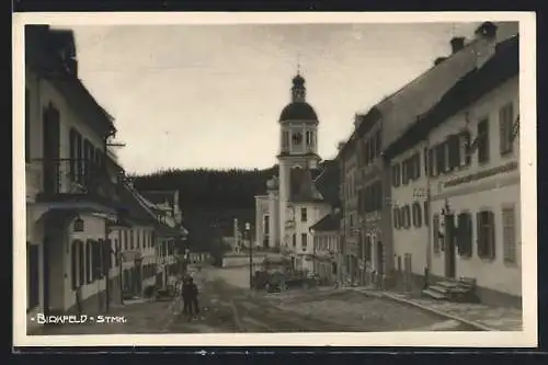 AK Birkfeld /Stmk., Strassenpartie mit Gasthaus und Kirche