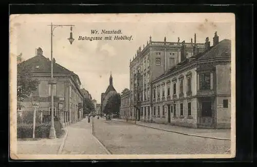 AK Wr. Neustadt, Strasse Bahngasse mit Maschinen-Lager Ferdinand Schmidt, Hoblhof und Kirche