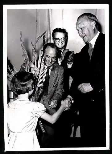 Fotografie Mädchen überreicht Bundeskanzler Konrad Adenauer einen Blumenstrauss im kurfürdtlichen Schloss zu Mainz