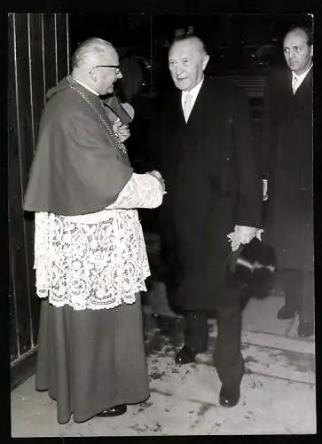 Fotografie P. Strack, Bonn, Konrad Adenauer, Prälat Stumpe begrüsst den Kanzler