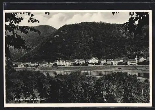 AK Brodenbach /Mosel, Ortsansicht mit Mosel und Bergblick