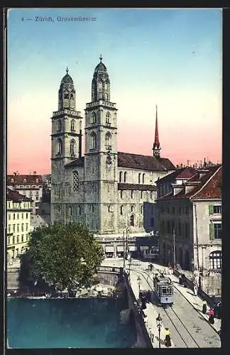 AK Zürich, Strassenbahn vor dem Grossmünster