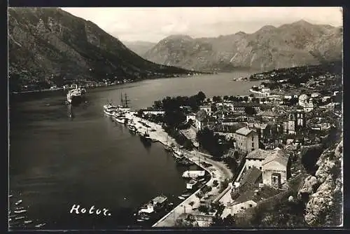 AK Kotor, Küstenpanorama mit grossem Dampfer