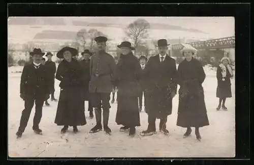 Foto-AK Gruppe auf Schlittschuhen, mit Soldat