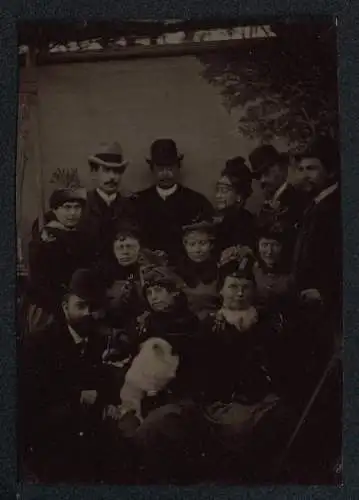 Fotografie Ferrotypie Familienfoto mit Spitz Hund auf dem Schoss