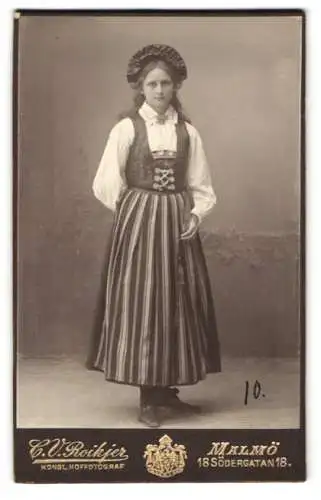 Fotografie C. V. Roikjer, Malmö, junge Schwedin im Trachtenkleid