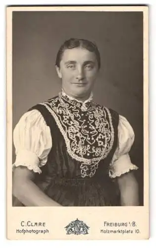 Fotografie C. Clare, Freiburg i. B., Holzmarktplatz 10, Dame im verzierten Trachtenkleid