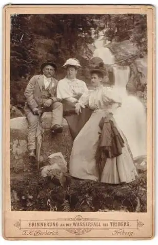 Fotografie J. K. Berberich, Triberg, Ansicht Triberg, eleganter Herr & Damen am Wasserfall bei Triberg