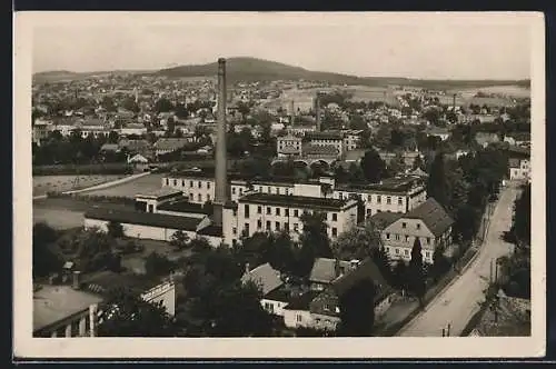 AK Varnsdorf, Ortsansicht mit Strasse und Bergblick aus der Vogelschau