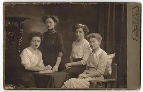 Fotografie R. Mandler, Bernburg a. S., Karlsplatz 31, Käthe, Liesel Schöttge, Agnes und Mimi in eleganten Kleidern