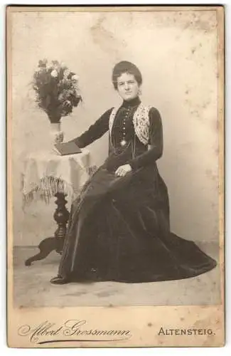 Fotografie Albert Grossmann, Altensteig, Martha Theurer im eleganten Kleid mit einem Buch am Tisch