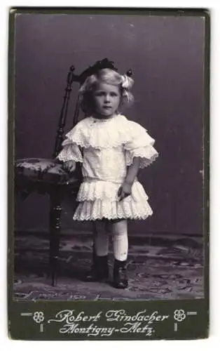 Fotografie Robert Gindacher, Montigny-Metz, Chausseestrasse 3, Renée im weissen Kleidchen mit Schleife im Haar