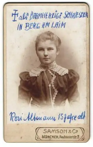 Fotografie Samson & Co., München, Neuhauserstr. 7, Rosi Altmann im Kleid mit Rüschenkragen und Zierrevers