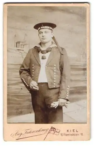 Fotografie Aug. Fahrenkrug, Kiel, Flämischestr. 10, Matrose in Uniform mit Mützenband S.M.S. Kaiser Wilhelm der Grosse