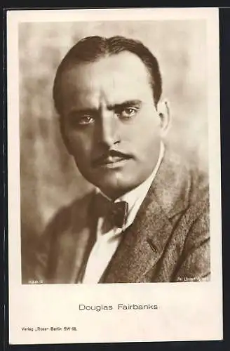 AK Schauspieler Douglas Fairbanks in Anzug und Fliege