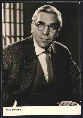 AK Schauspieler Willi Schwabe mit Brille und Anzug