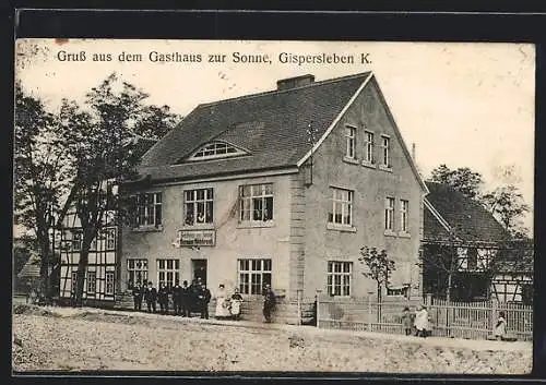 AK Gispersleben K., Gasthaus zur Sonne, Strassenansicht mit Herrengruppe