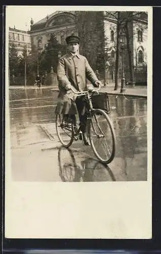Foto-AK Junger Mann auf einem Fahrrad