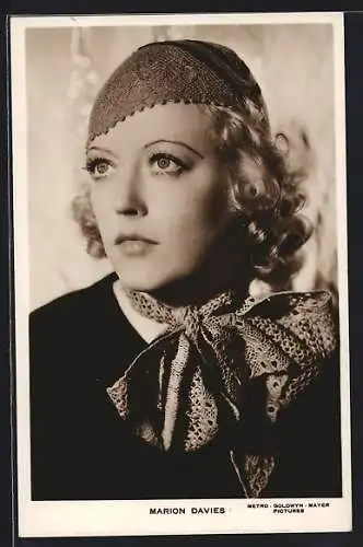 AK Schauspielerin Marion Davies mit Kopfbedeckung und passender Schleife