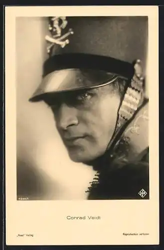 AK Schauspieler Conrad Veidt mit Totenkopf auf der Kopfbedeckung