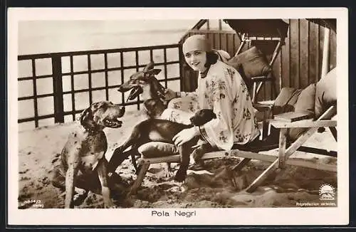 AK Schauspielerin Pola Negri mit Hunden