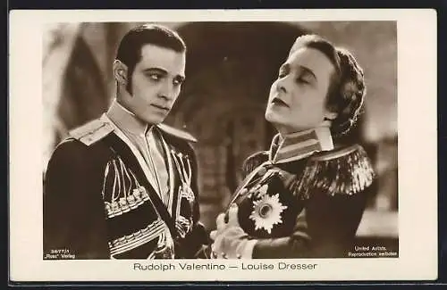 AK Schauspielerin Luise Dresser und Schauspieler Rudolph Valentino in Offiziersuniformen