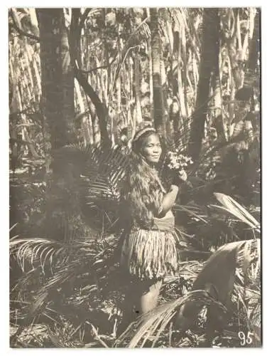 Fotografie Eingeborene Südsee-Schönheit mit Blumen im Jungle