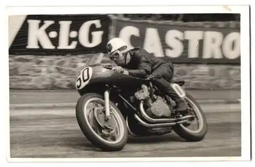 Fotografie Motorrad MV Augusta, Renfahrer Geoff Duke beim Senior TT Rennen 1955