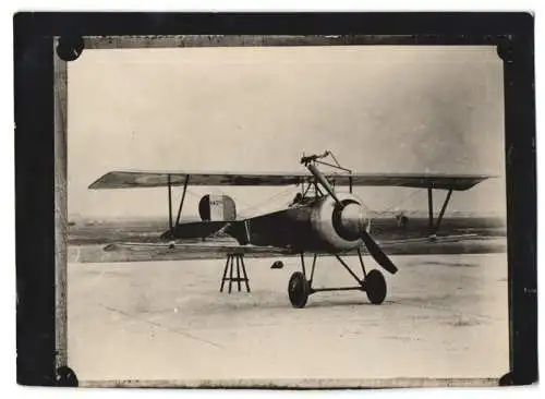 Fotografie 1.WK, Französisches Beute-Flugzeug, Jasta-Doppeldecker mit MG