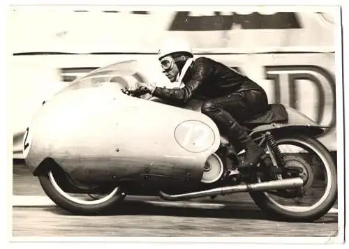 Fotografie Motorrad Moto Guzzi, Rennfahrer Ken Kavanagh beim Junior TT-Rennen 1956