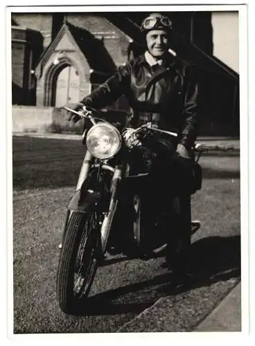 Fotografie Motorrad Norton, kradfahrer mit Haube & Schutzbrille auf Krad sitzend