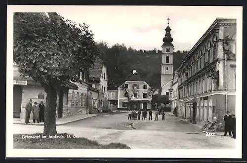 AK Uttendorf im Innkreis /O. Oe., Ortspartie mit Anwohnern am Café-Restaurant, Blick zur Kirche