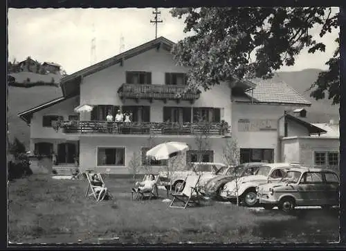 AK Kaprun /Salzburger Land, Die Pension Heidi, Inh. J. und R. Unterkirchner, Gäste im Garten, VW Käfer