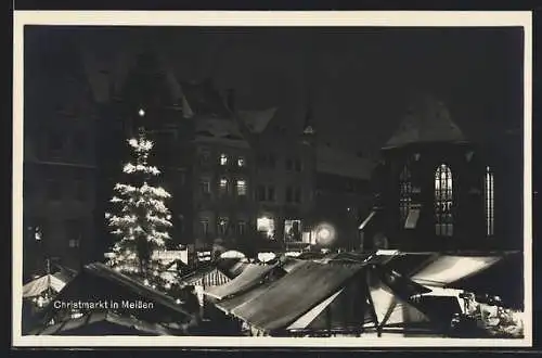 AK Meissen / Elbe, Christmarkt mit Geschäft und Tannenbaum bei Nacht