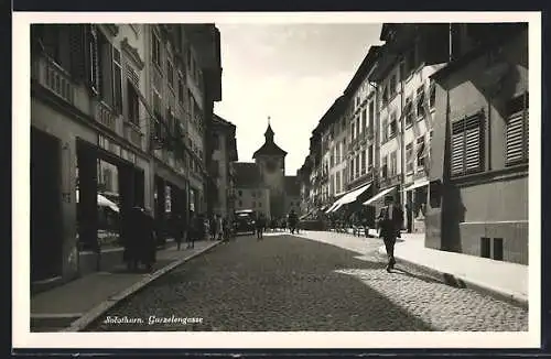 AK Solothurn, Gurzelngassen-Strasse mit Geschäften