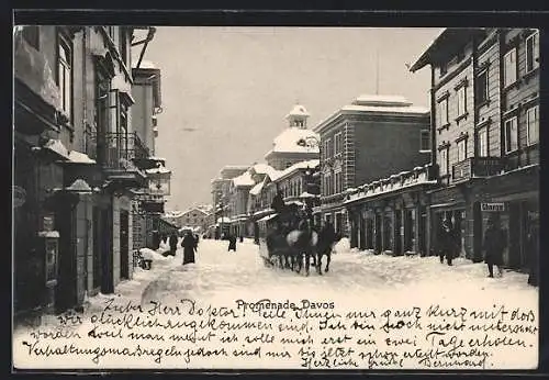 AK Davos, Strassenpartie mit Geschäften im Winter