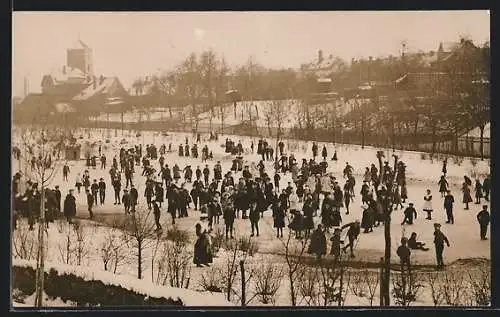 Foto-AK Geithain, Belebte Partie auf dem zugefrorenen See