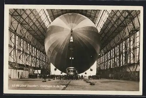 AK LZ 127 Graf Zeppelin, Luftschiff wird in die Halle gebracht