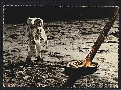 AK Astronaut Edwin Aldrin macht deben dem Fuss d. Landefähre Eagle erste Gehversuche auf dem Mond