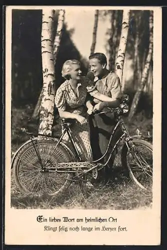 AK Verliebtes Paar mit Fahrrädern in einem Birkenwäldchen