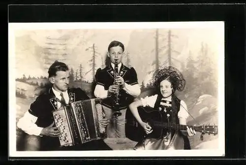 Foto-AK Jugendliches Trachten-Musiktrio mit Akkordeon, Klarinette und Gitarre