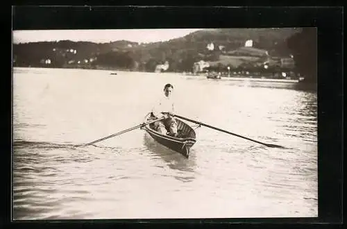 Foto-AK Jüngling im Ruderboot auf einem See