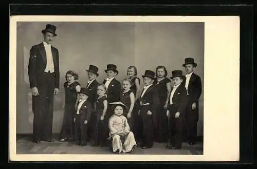 AK Zimmermann`s Liliput-Künstler-Truppe Gruppenfoto in Anzügen und Abendkleidern