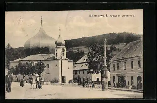 AK Eisenstein /Böhmerwald, belebte Strassenpartie an der Kirche, Geschäft Markus Unger