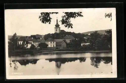 AK Zinkovy, Blick übers Wasser zum Kirchturm