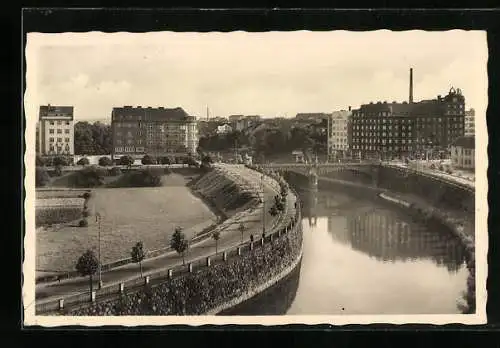 AK Plzen, Strassenpartie am Fluss