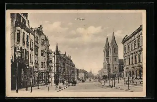 AK Pilsen, Strassenpartie mit Kirche