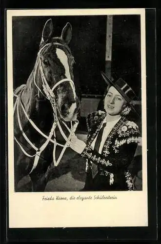 AK Frieda Krone, elegante Schulreiterin im Zirkus Krone