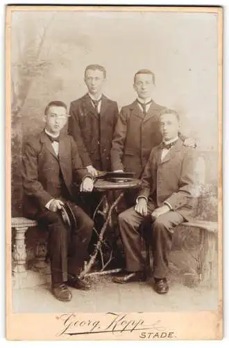 Fotografie Georg Kopp, Stade, Wilhadi Kirchhof 86, Die Freunde J. Kruse, J. Ehlers, A. Müller und L. Ahlvers in Anzügen