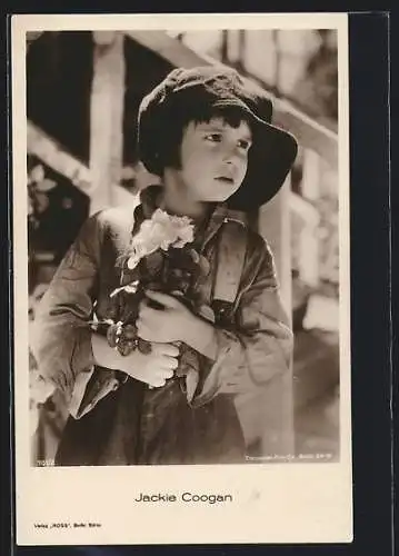 AK Schauspieler Jackie Coogan mit Blumen